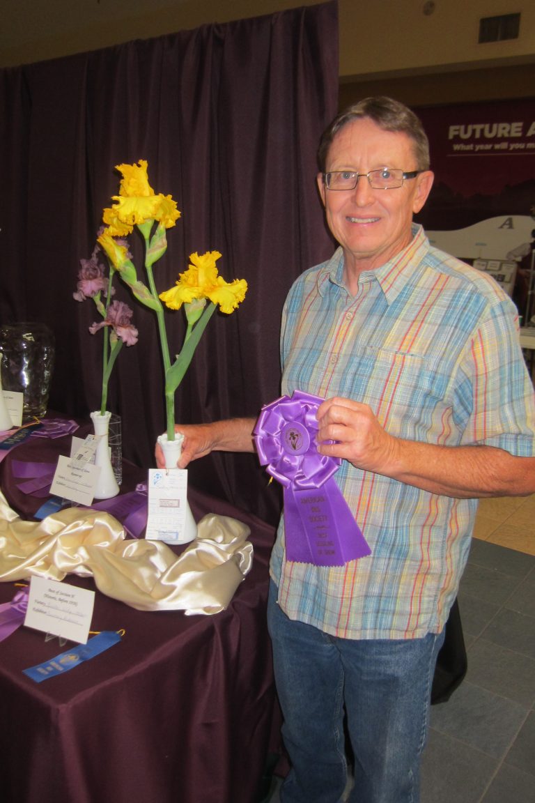 Steve Kelly and his seedling TACFS 12-13, Best Seedling in Show, 2017_04_22a